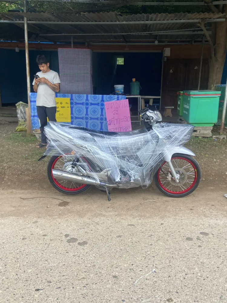 ห่อหุ้มมอเตอร์ไซค์ก่อนส่งต่างจังหวัด
